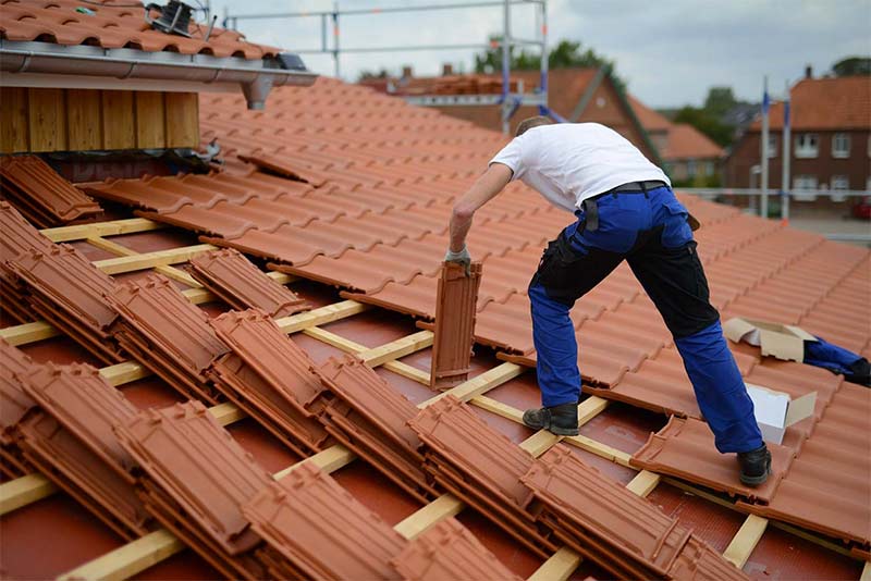 TOIT-TU-RENOVE-21 Artisan couvreur en Bourgogne en Côte-d’Or (21). Installation et rénovation de toiture et faîtage, Dépannage urgent de votre toiture ! Pose de fenêtre de toit VELUX®. Travaux de zinguerie : gouttières, pose de solin, bandes de rive, noues, descentes d’eaux pluviales, abergements de cheminées … Etanchéité toit plat terrasse. Nettoyage et démoussage toiture. Le traitement résine hydrofuge toiture. Traitement de charpente en bois contre les insectes et champignons. Nettoyage et traitementanti mousse par pulvérisation façade. Ravalement peinture façadeboiserie et ferronnerie. Nettoyage des extérieurs :Allée, dallage, muret, terrasse …Zone d’intervention :En Bourgogne en Côte-d’Or (21). TOIT TU RENOVE 21  - Toit tu renov 21 