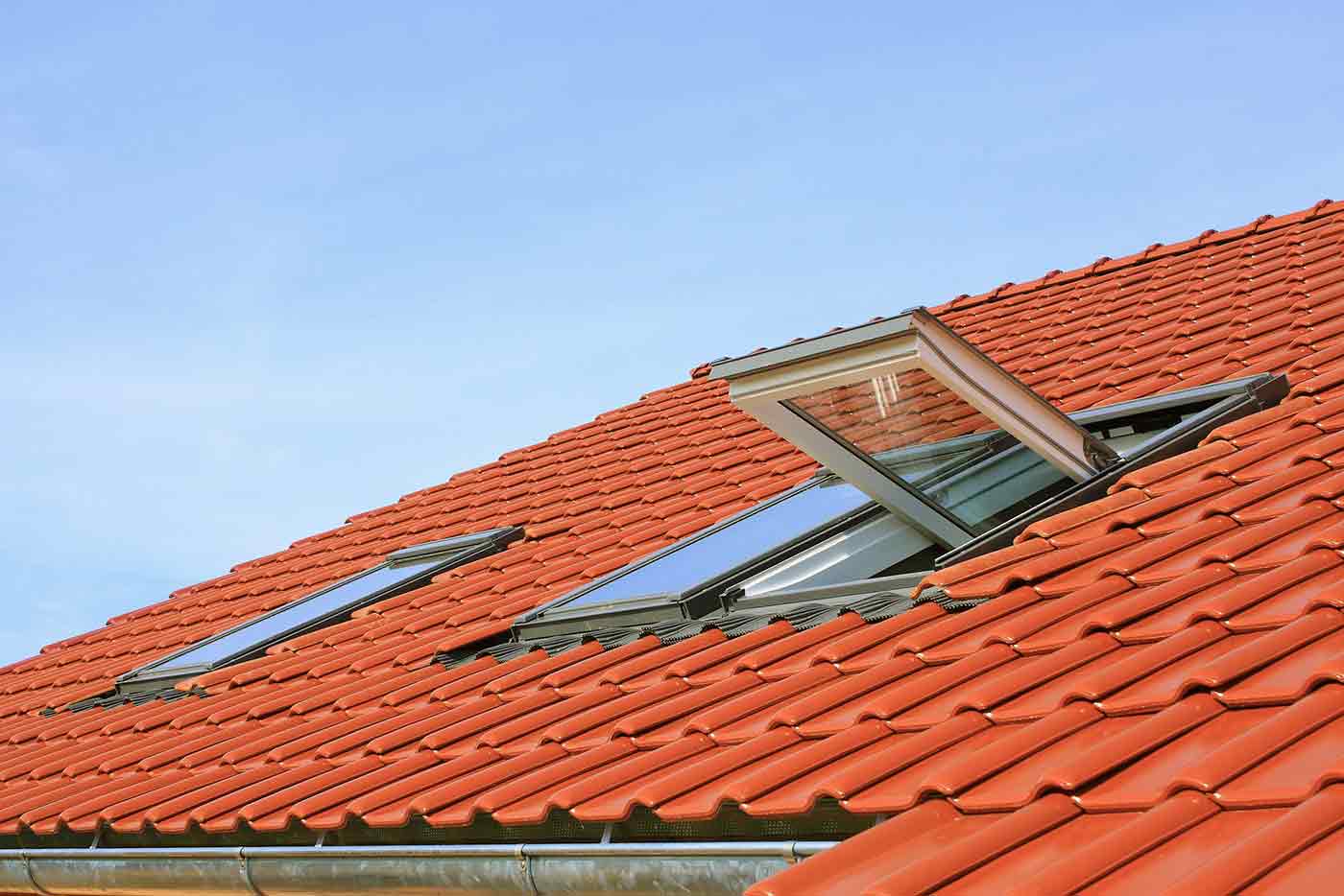 TOIT-TU-RENOVE-21 Artisan couvreur en Bourgogne en Côte-d’Or (21). Installation et rénovation de toiture et faîtage, Dépannage urgent de votre toiture ! Pose de fenêtre de toit VELUX®. Travaux de zinguerie : gouttières, pose de solin, bandes de rive, noues, descentes d’eaux pluviales, abergements de cheminées … Etanchéité toit plat terrasse. Nettoyage et démoussage toiture. Le traitement résine hydrofuge toiture. Traitement de charpente en bois contre les insectes et champignons. Nettoyage et traitementanti mousse par pulvérisation façade. Ravalement peinture façadeboiserie et ferronnerie. Nettoyage des extérieurs :Allée, dallage, muret, terrasse …Zone d’intervention :En Bourgogne en Côte-d’Or (21). TOIT TU RENOVE 21  - Toit tu renov 21 