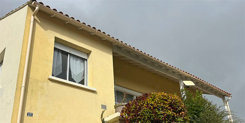 TOIT-TU-RENOVE-21 Artisan couvreur en Bourgogne en Côte-d’Or (21). Installation et rénovation de toiture et faîtage, Dépannage urgent de votre toiture ! Pose de fenêtre de toit VELUX®. Travaux de zinguerie : gouttières, pose de solin, bandes de rive, noues, descentes d’eaux pluviales, abergements de cheminées … Etanchéité toit plat terrasse. Nettoyage et démoussage toiture. Le traitement résine hydrofuge toiture. Traitement de charpente en bois contre les insectes et champignons. Nettoyage et traitementanti mousse par pulvérisation façade. Ravalement peinture façadeboiserie et ferronnerie. Nettoyage des extérieurs :Allée, dallage, muret, terrasse …Zone d’intervention :En Bourgogne en Côte-d’Or (21). TOIT TU RENOVE 21  - Toit tu renov 21 